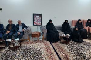 دیدار مدیر جامعه الزهرا با خانواده شهید مالامیری (7)