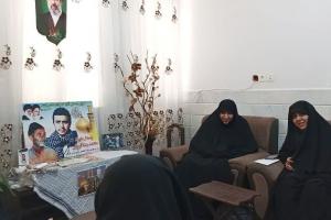 دیدار مدیر جامعه الزهرا سلاماللهعلیها با خانواده شهید قربانی